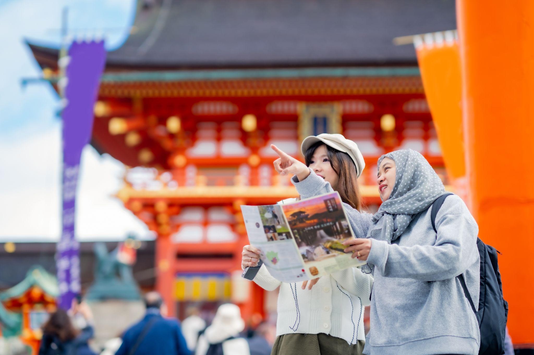 日本の寺社を訪れ、旅行を楽しむ二人の旅行者